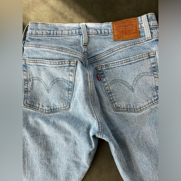 Light-wash Levi’s 501 skinny jeans with raw hem - Picture 5 of 10